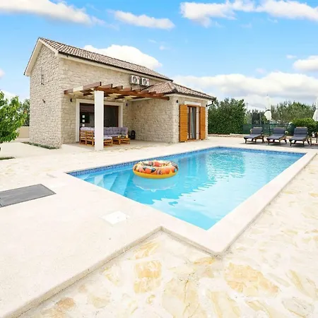 Lucia Villa