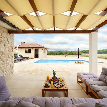 Lucia Villa