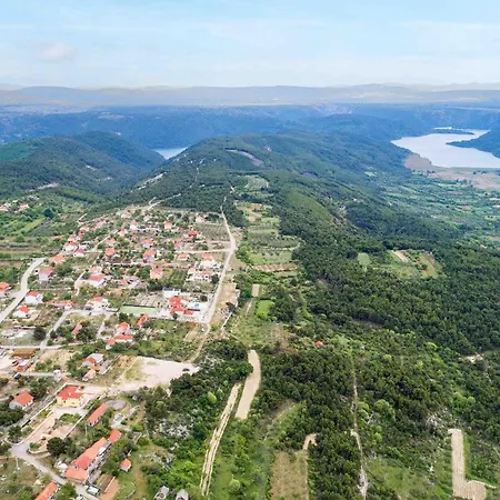 Lucia Villa *