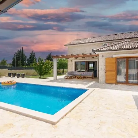 Lucia Villa