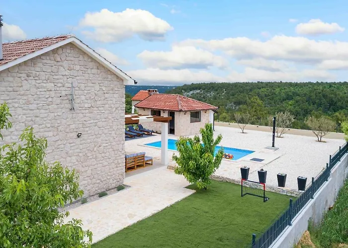 Lucia * 斯克拉丁